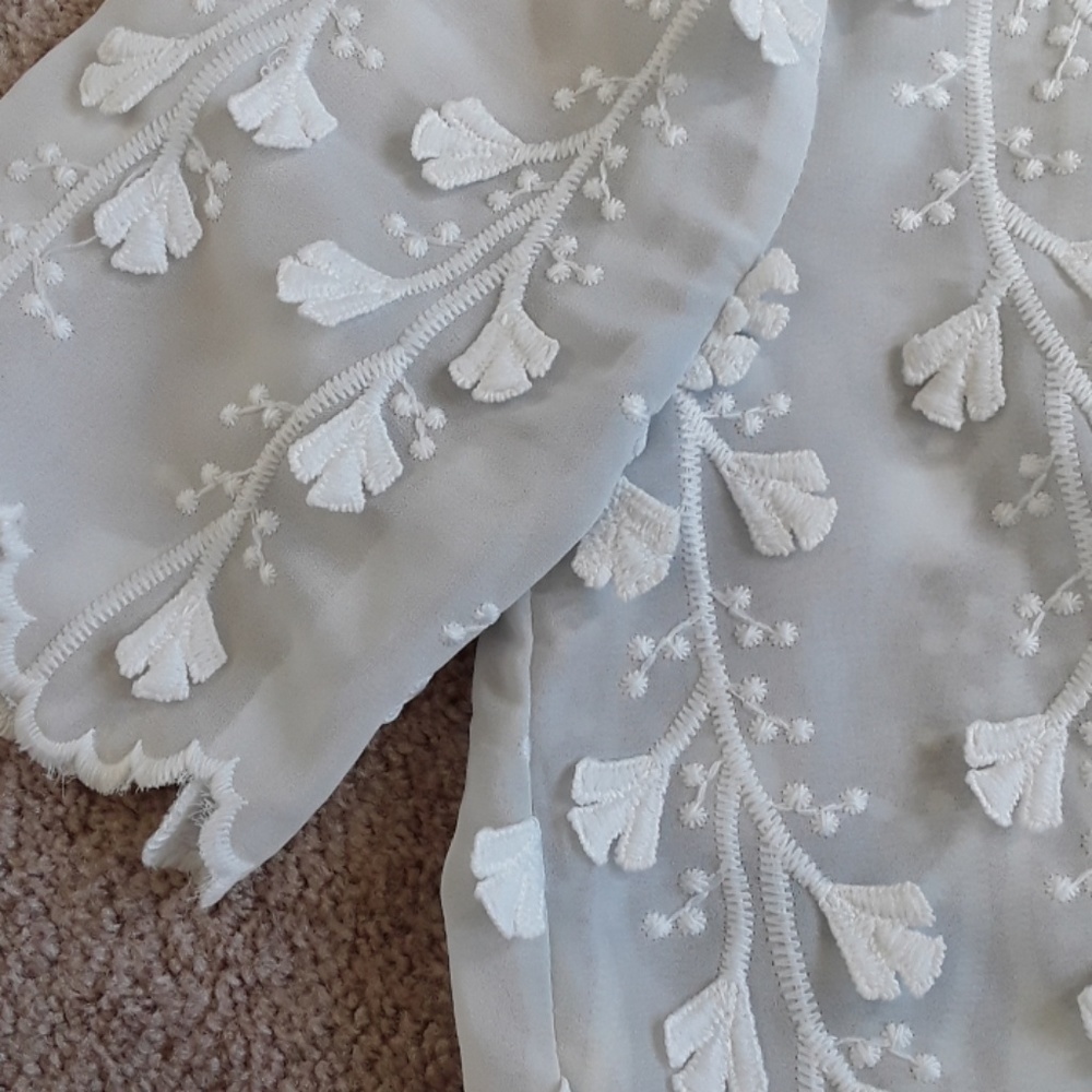 Beautiful white top size small - Picture 6 of 6